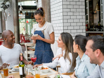Gratis norskkurs for ansatte i servicebransjen